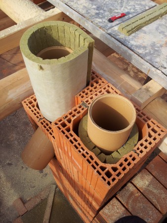 Komín tvoří cihelná tvarovka, izolace a šamotová vložka